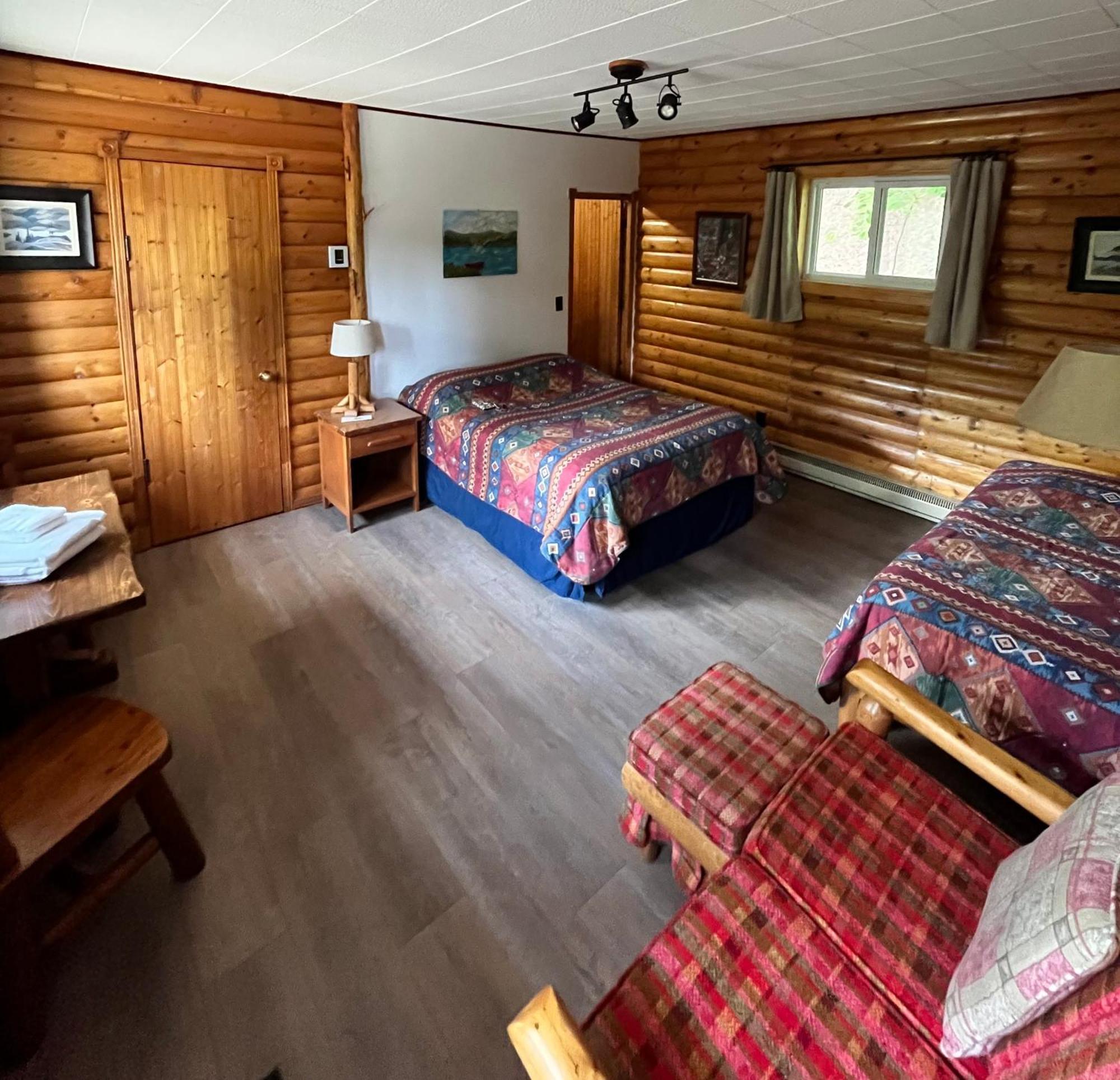 Kan-A-Mouche Pourvoirie Auberge Et Chalets Saint-Michel المظهر الخارجي الصورة