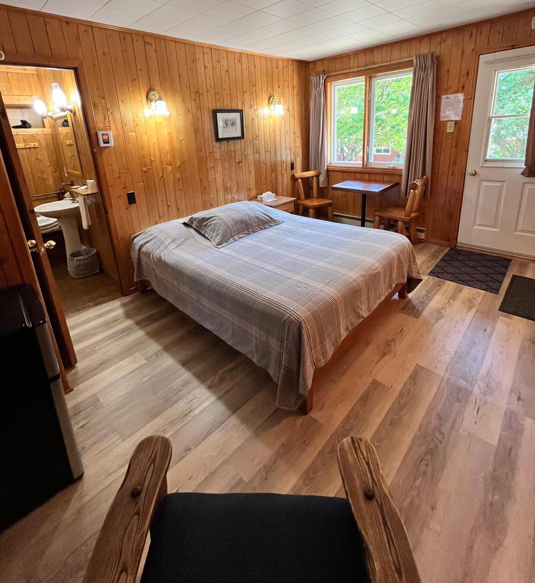Kan-A-Mouche Pourvoirie Auberge Et Chalets Saint-Michel المظهر الخارجي الصورة