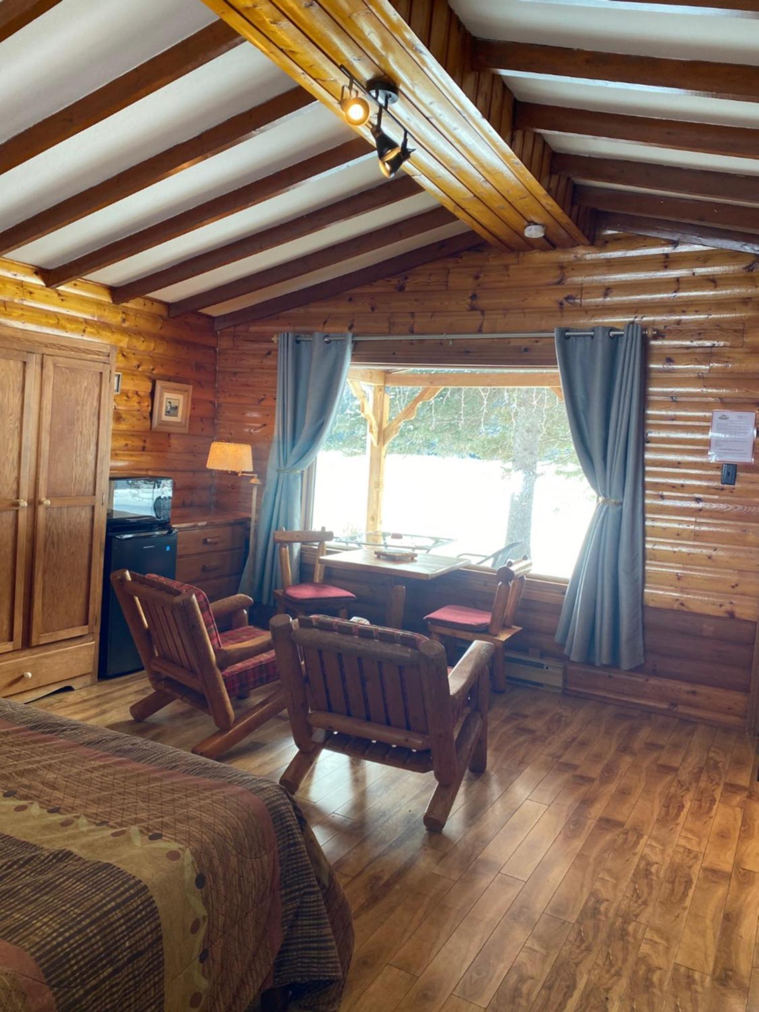Kan-A-Mouche Pourvoirie Auberge Et Chalets Saint-Michel الغرفة الصورة