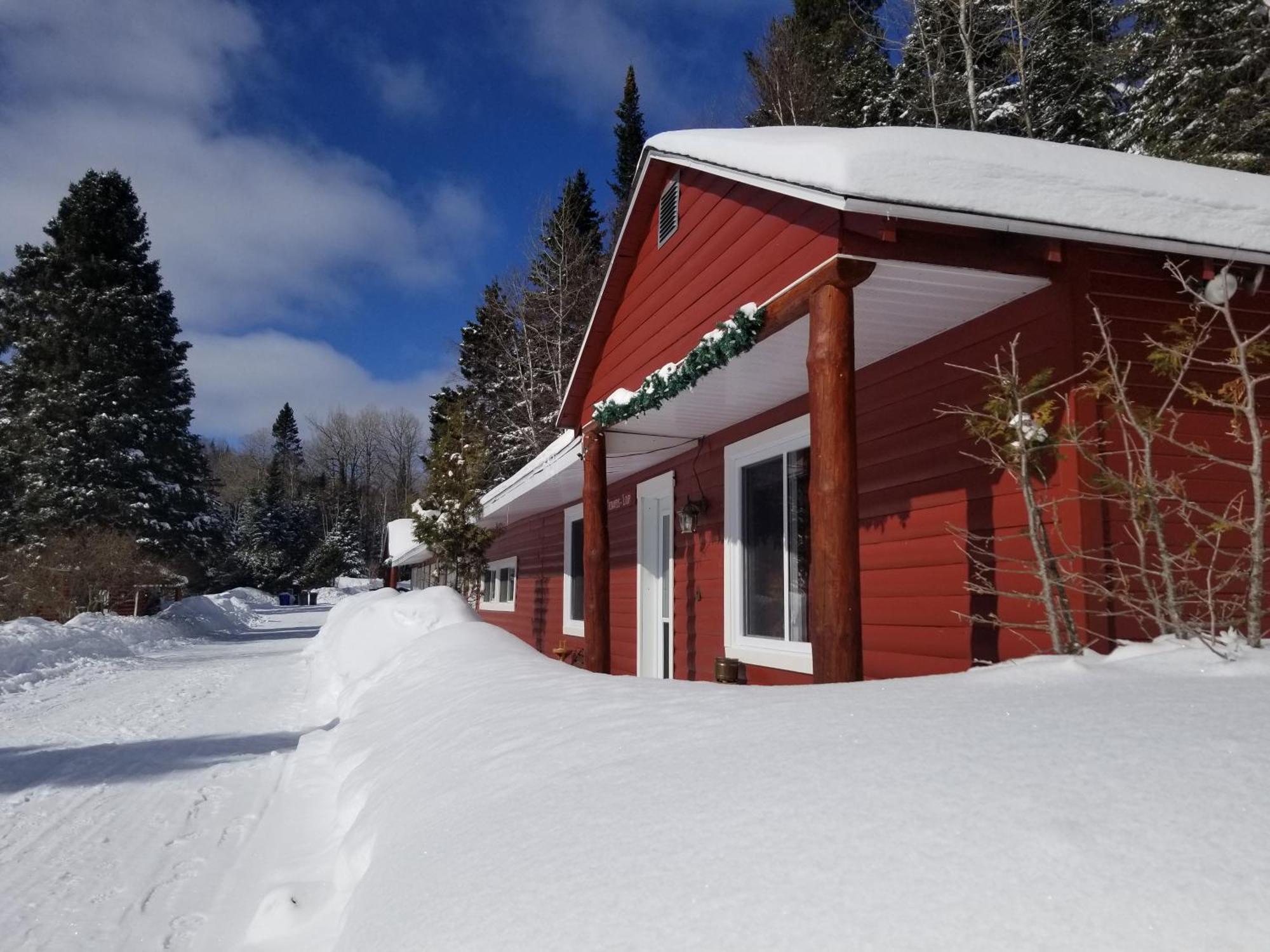 Kan-A-Mouche Pourvoirie Auberge Et Chalets Saint-Michel المظهر الخارجي الصورة