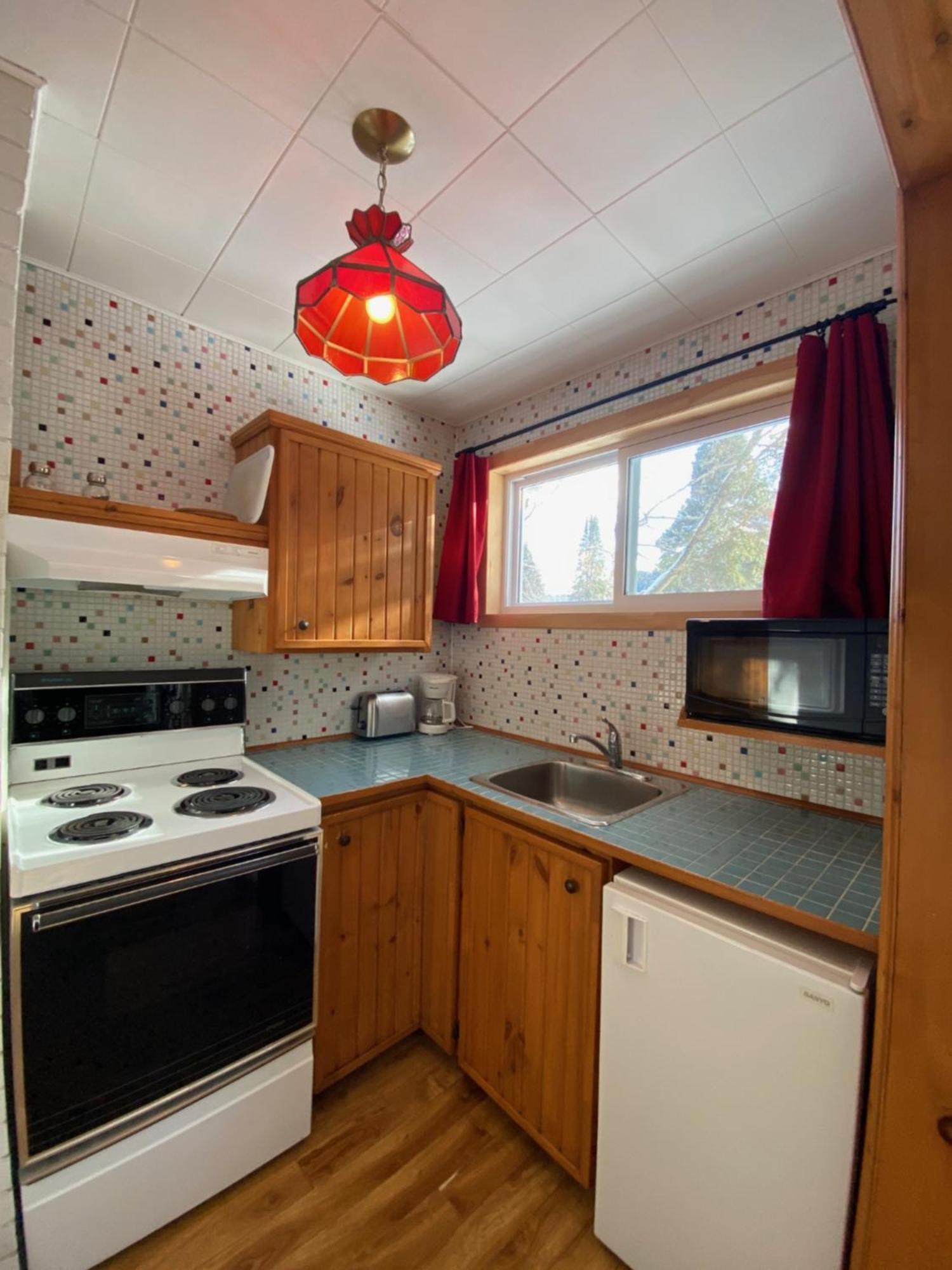 Kan-A-Mouche Pourvoirie Auberge Et Chalets Saint-Michel الغرفة الصورة