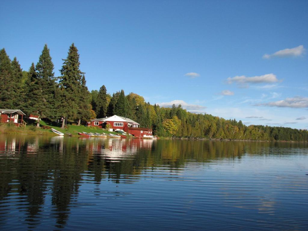 Saint-Michel Kan-A-Mouche Pourvoirie Auberge Et Chalets المظهر الخارجي الصورة