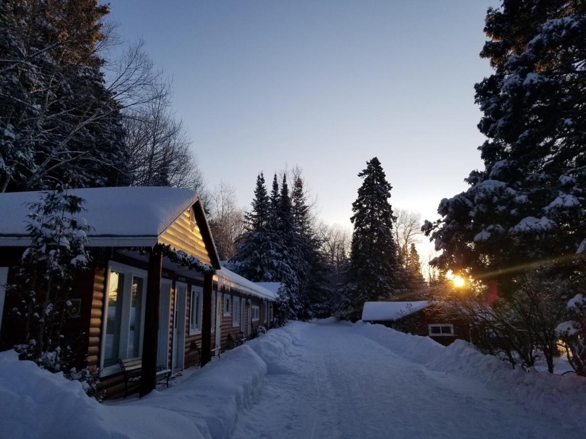 Saint-Michel Kan-A-Mouche Pourvoirie Auberge Et Chalets المظهر الخارجي الصورة